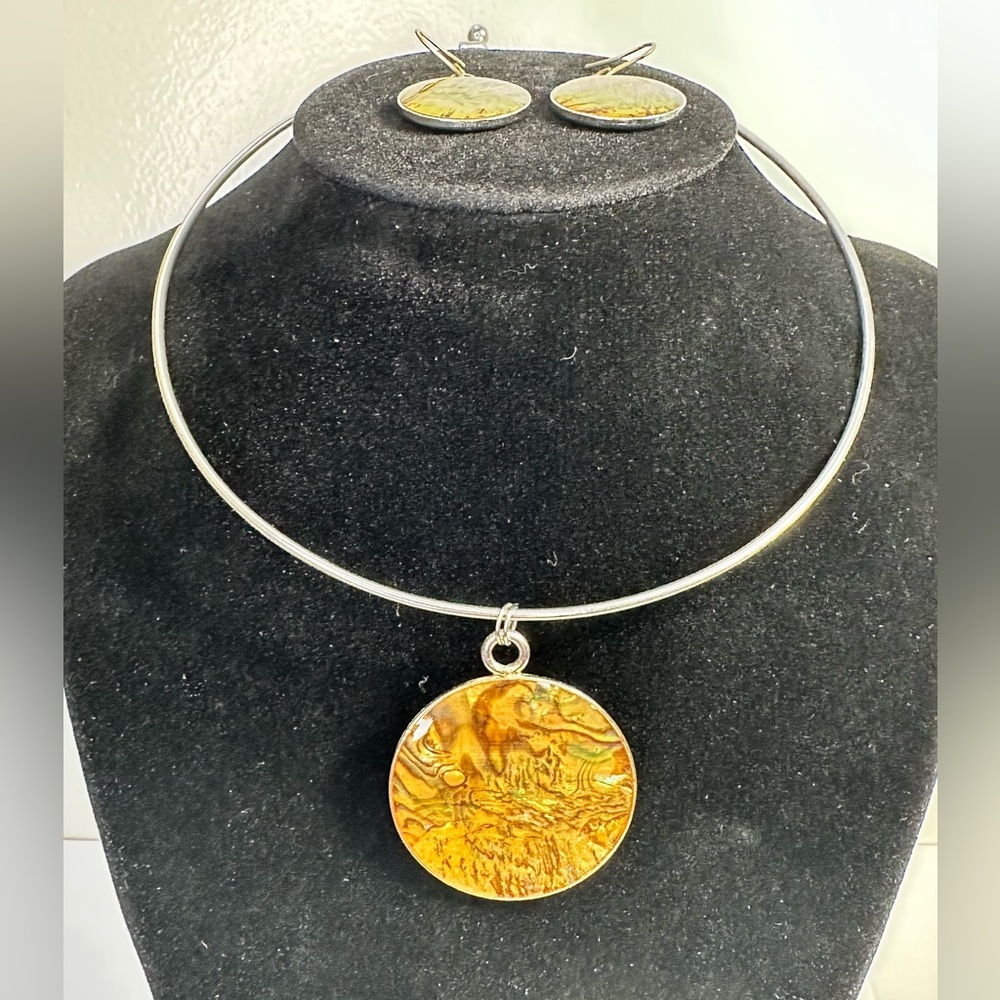 Artistic Gold Pendant Necklace Set